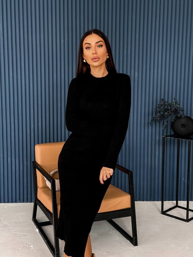 Черное вязаное платье