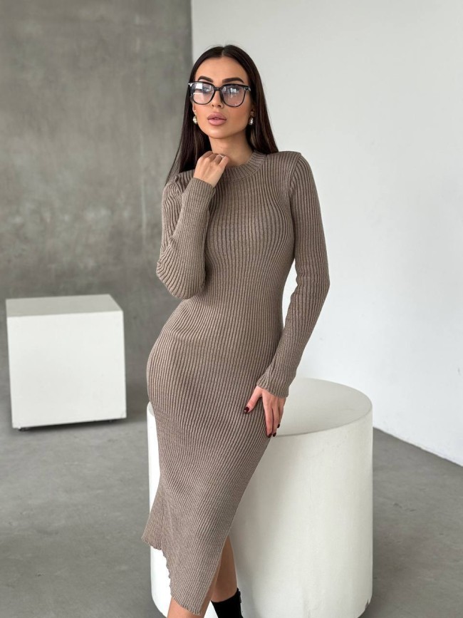  Бежевое вязаное платье 