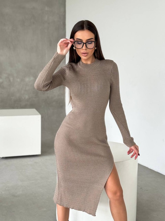  Бежевое вязаное платье 