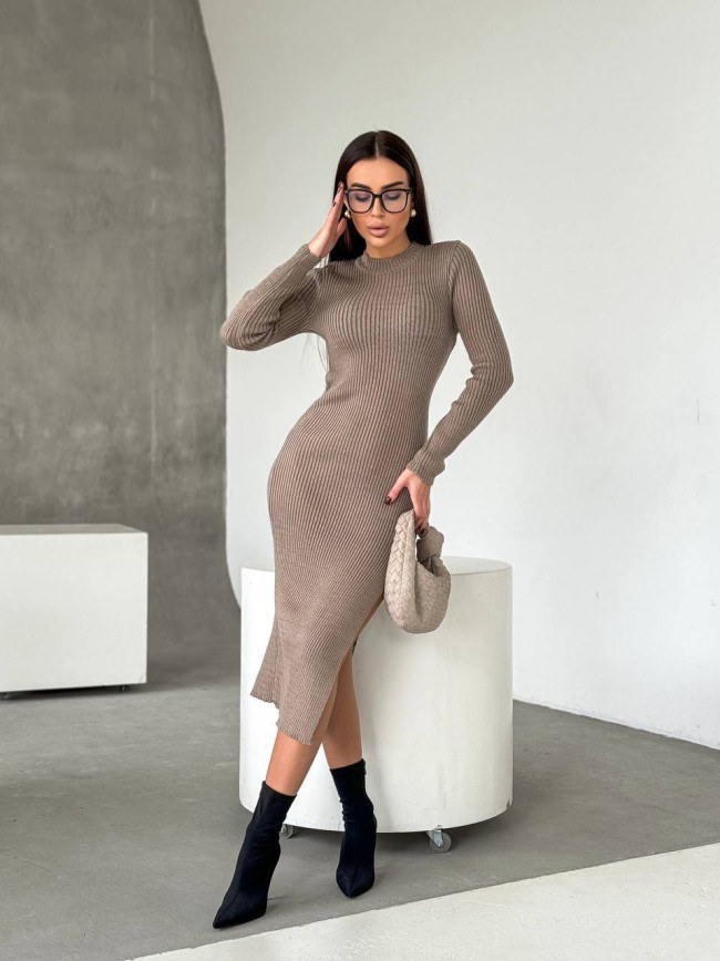  Бежевое вязаное платье 