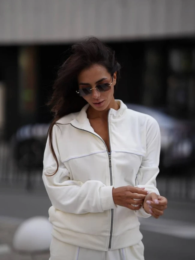 Стильный велюровый костюм 