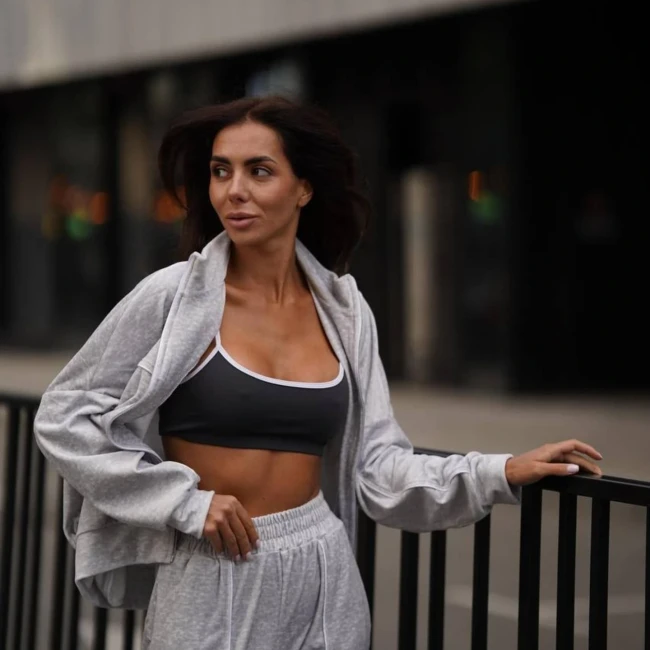 Стильный велюровый костюм