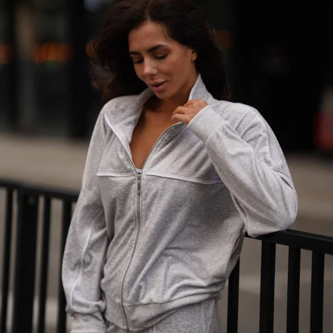 Стильный велюровый костюм