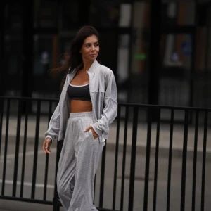 Стильный велюровый костюм