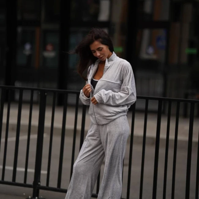 Стильный велюровый костюм