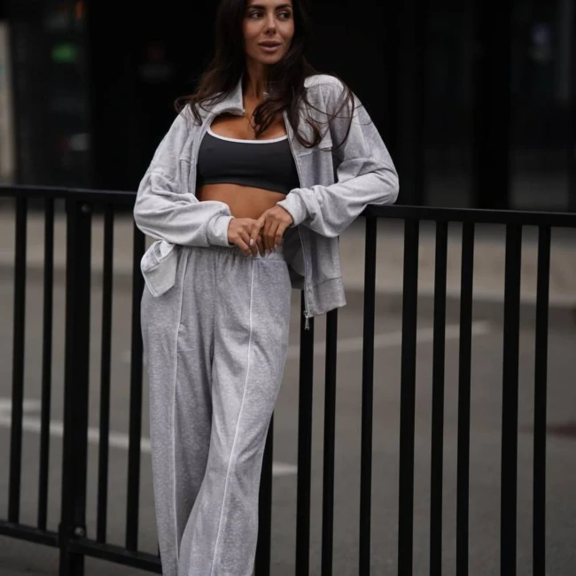 Стильный велюровый костюм