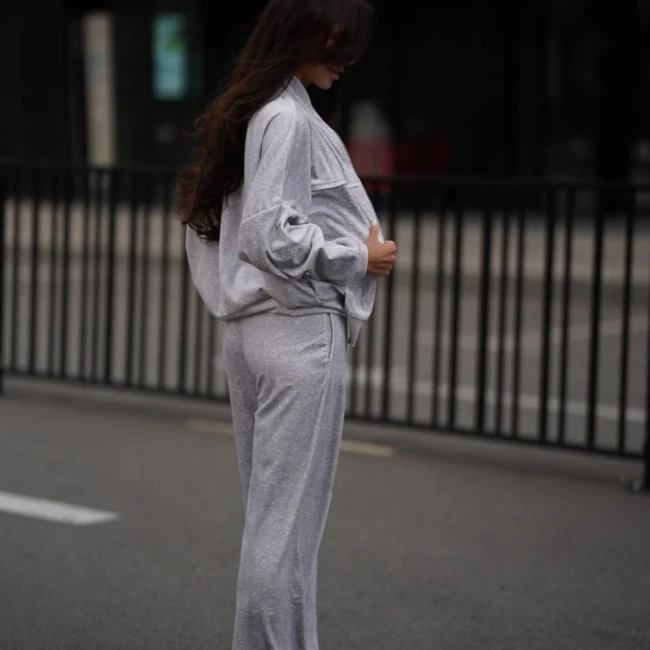 Стильный велюровый костюм