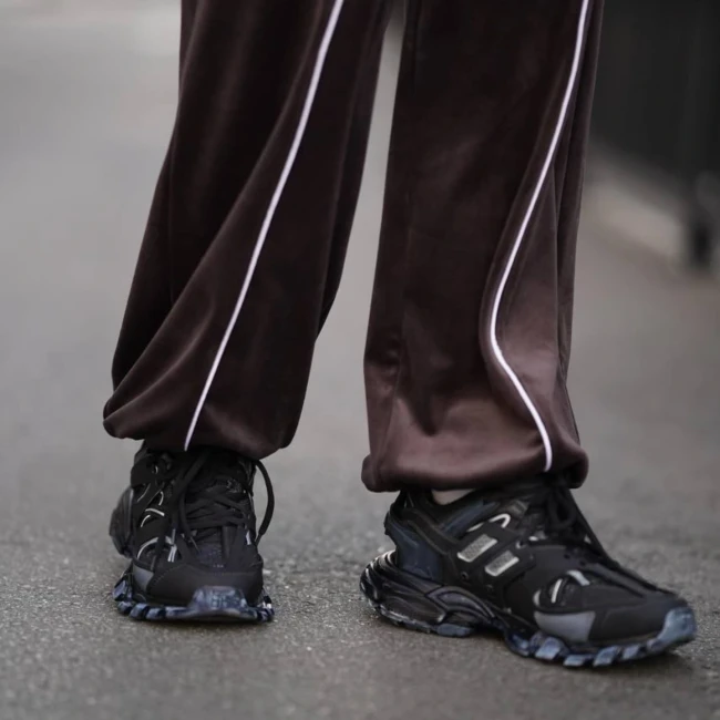 Стильный велюровый костюм