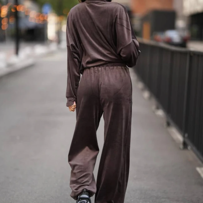 Стильный велюровый костюм