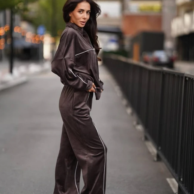 Стильный велюровый костюм