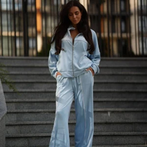 Стильный велюровый костюм