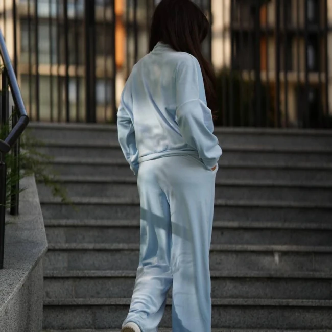 Стильный велюровый костюм