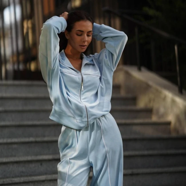 Стильный велюровый костюм