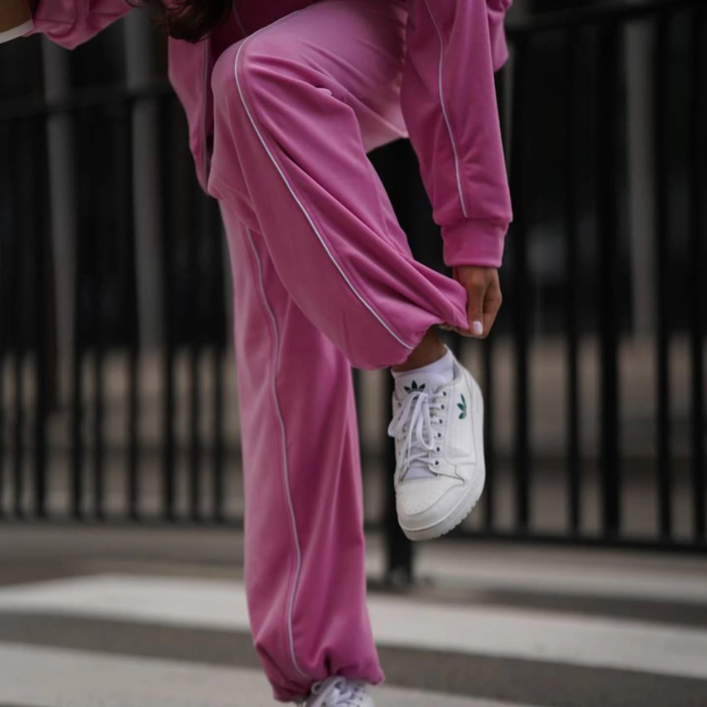 Стильный велюровый костюм