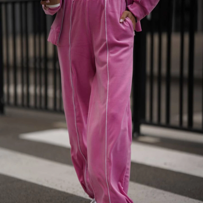 Стильный велюровый костюм