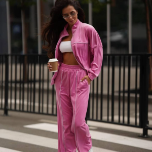 Стильный велюровый костюм