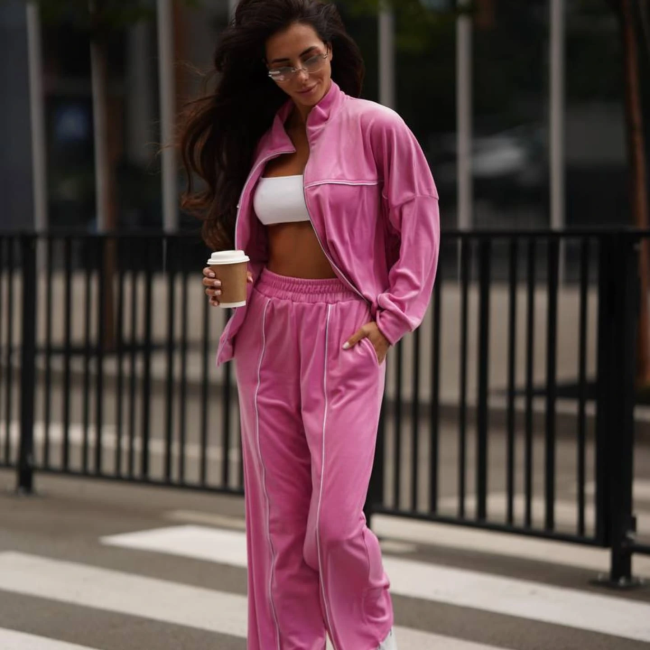 Стильный велюровый костюм